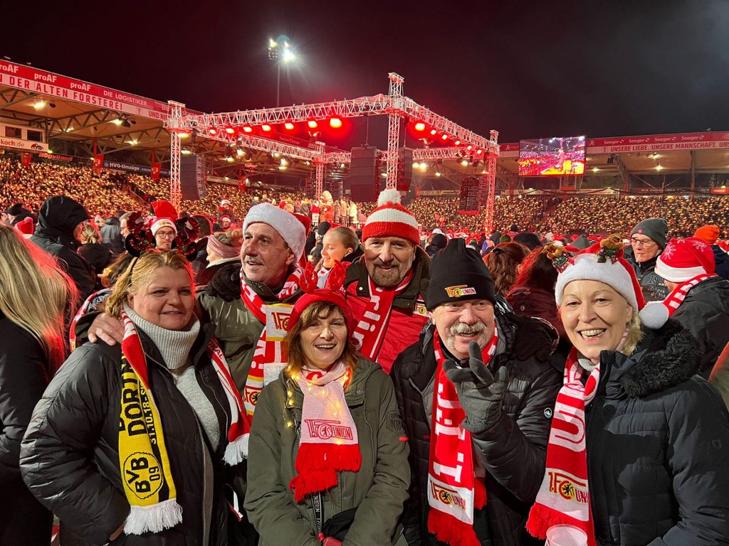 Mitglieder des Vereins beim Weihnachtssingen des 1. FC Union im Stadion an der alten Försterei.