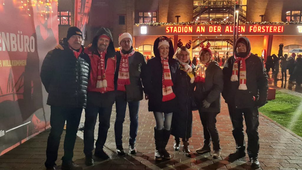 Mitglieder des Vereins beim Weihnachtssingen des 1. FC Union im Stadion an der alten Försterei.