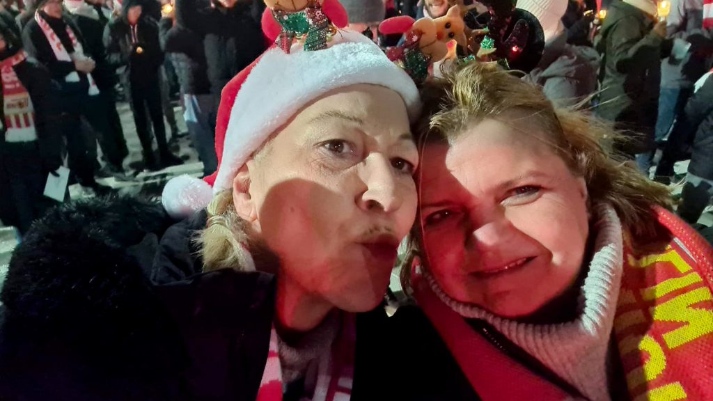 Mitglieder des Vereins beim Weihnachtssingen des 1. FC Union im Stadion an der alten Försterei.
